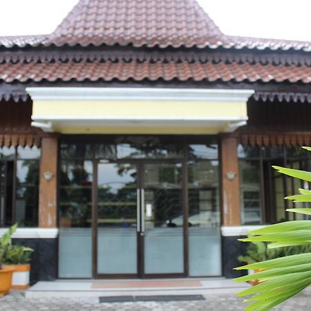 Hotel Simpang Tujuh Cepu Exterior foto