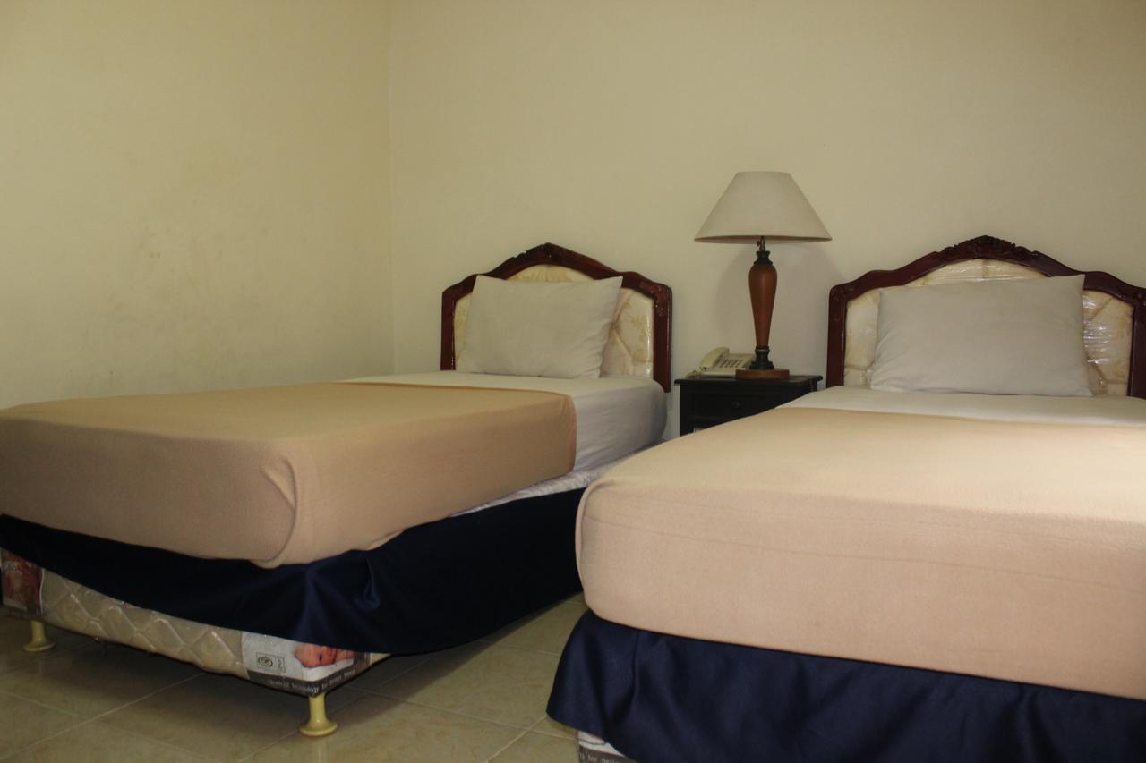 Hotel Simpang Tujuh Cepu Exterior foto