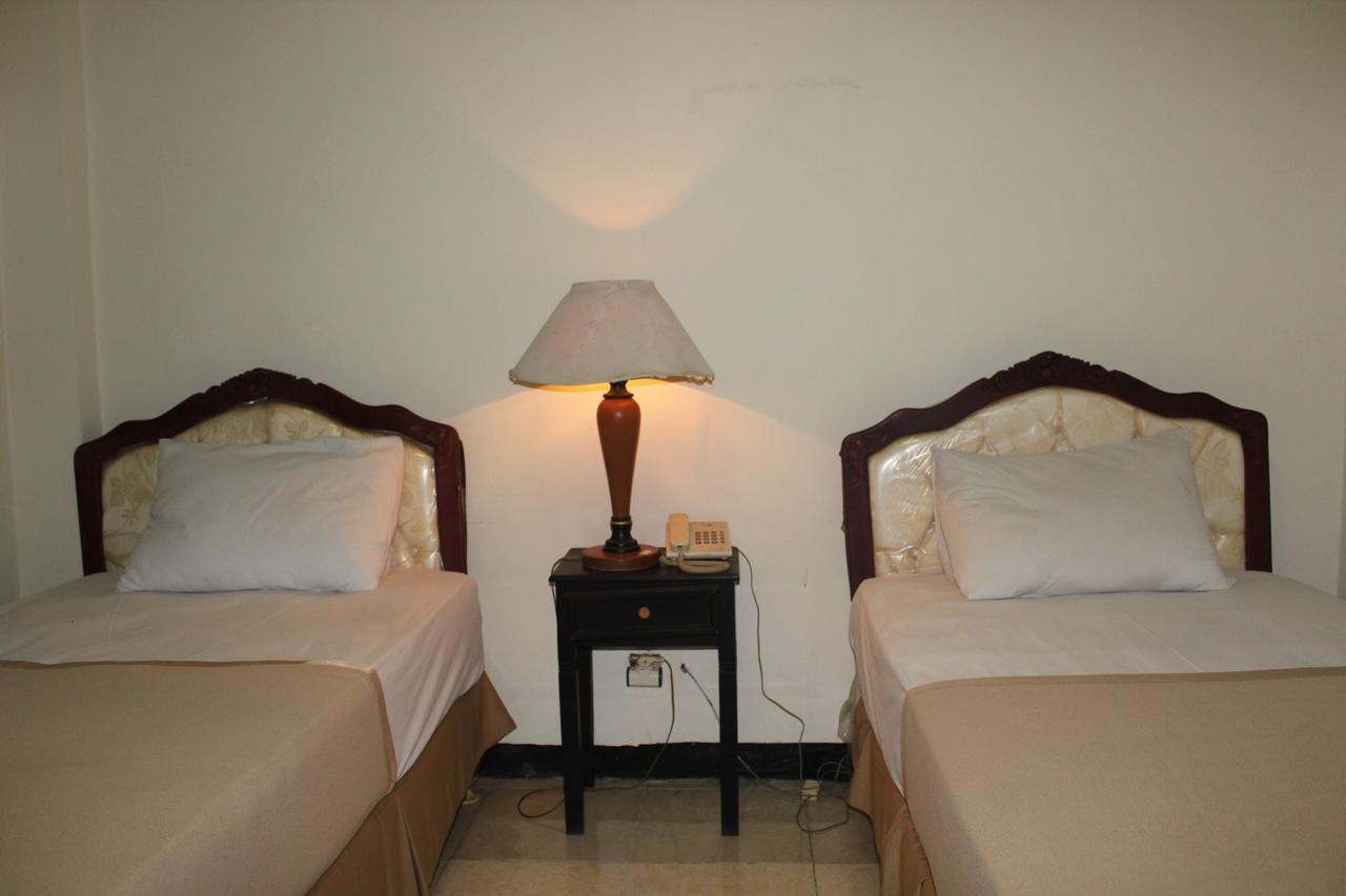 Hotel Simpang Tujuh Cepu Exterior foto