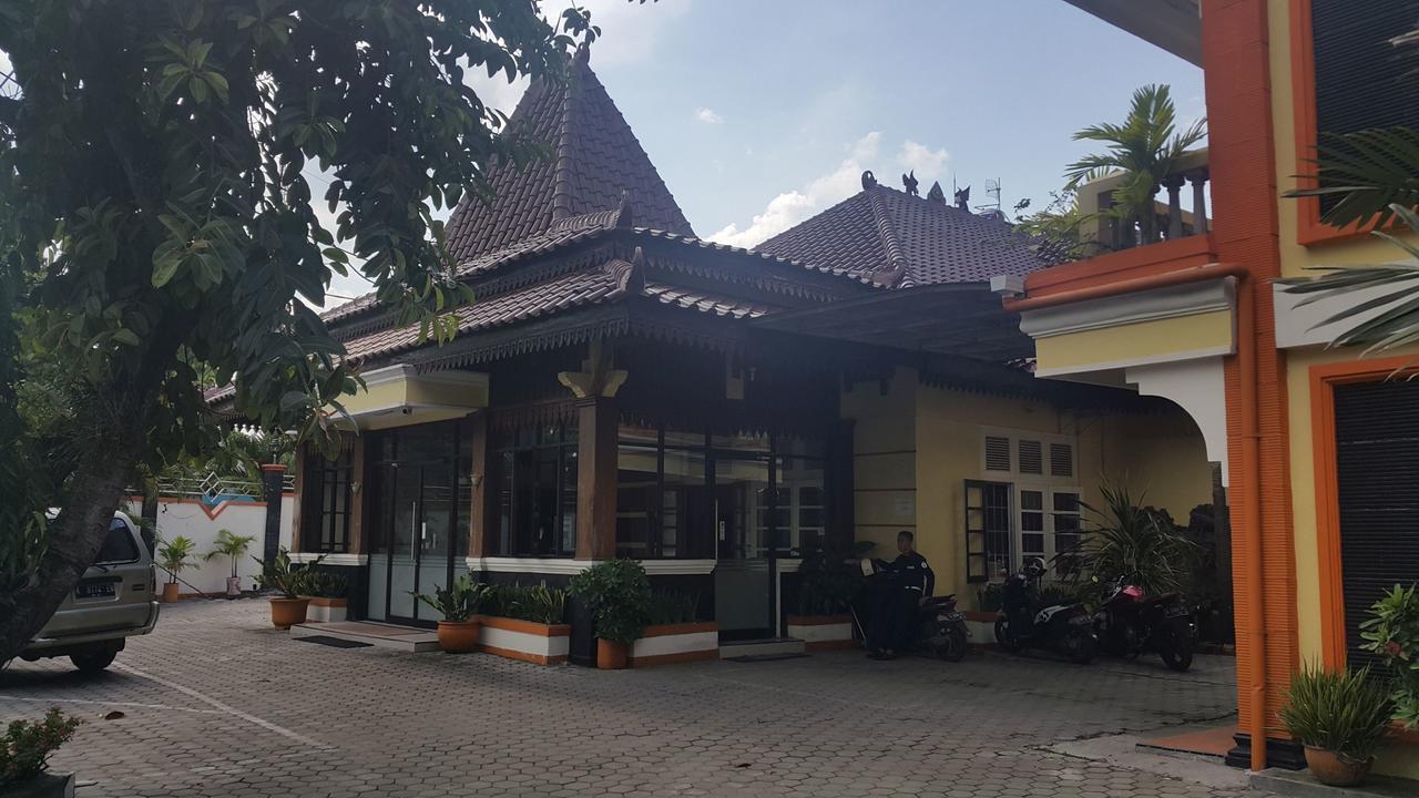 Hotel Simpang Tujuh Cepu Exterior foto