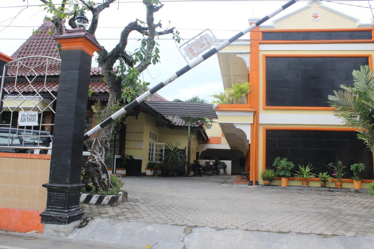 Hotel Simpang Tujuh Cepu Exterior foto