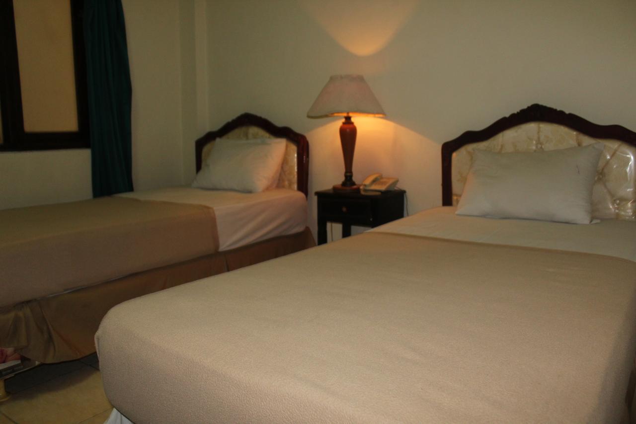 Hotel Simpang Tujuh Cepu Exterior foto