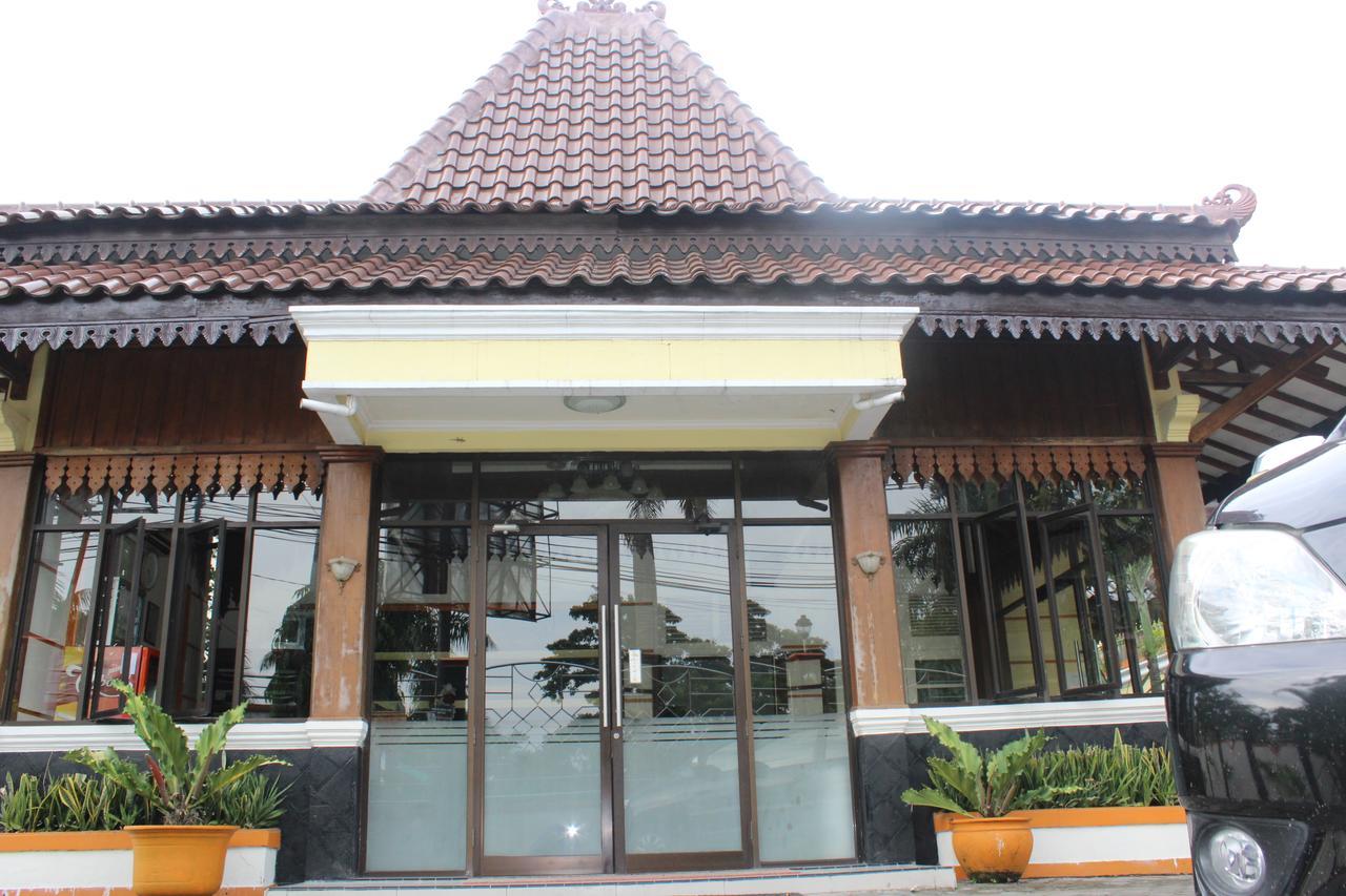 Hotel Simpang Tujuh Cepu Exterior foto